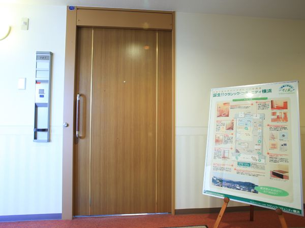 掲示物と部屋の入口