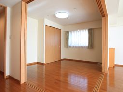 明るい室内と清潔な床