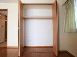 明るい居室のクローゼット