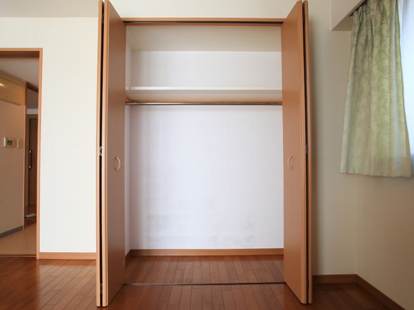 明るい居室のクローゼット