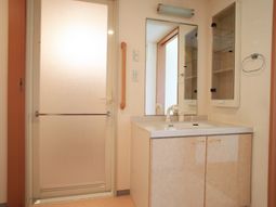 清潔な洗面台と鏡