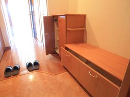 エントランスの靴箱とベンチ