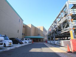 建物の外観と駐車場