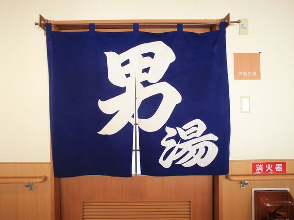 青い暖簾の掲示物
