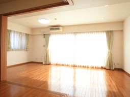 明るい空間の洋室