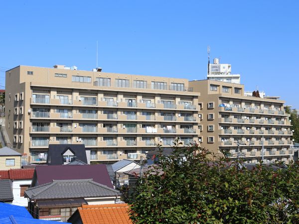 多階層の建物外観