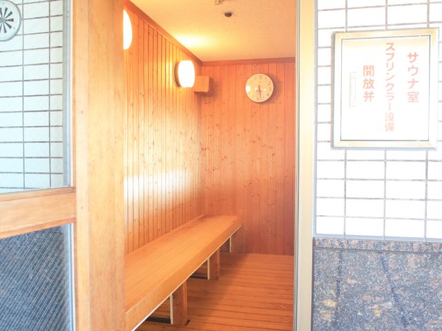 温かみのある木製の休憩室 サウナ室 和風のデザインが特徴の休憩スペースです。落ち着いた雰囲気の中でリラックスしたひと時をご提供しています。