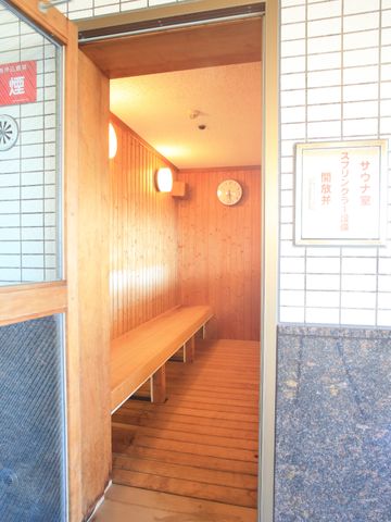 温かみのある木製の休憩室 サウナ室 和風のデザインが特徴の休憩スペースです。落ち着いた雰囲気の中でリラックスしたひと時をご提供しています。
