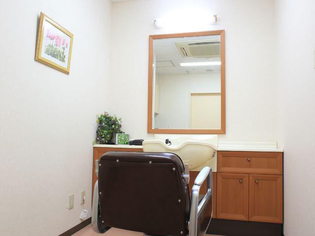 美容室の椅子と鏡 理容室 清潔感のある理美容室では、快適に身だしなみを整えることができます。スタッフによる丁寧なサポートが受けられる空間です。