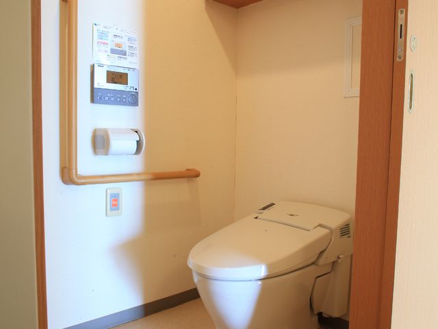 手すり付きトイレの様子 トイレ 手すりが設置され、安全にご利用いただける快適なトイレ空間です。スタッフとして、利用者様の快適さをサポートすることができます。