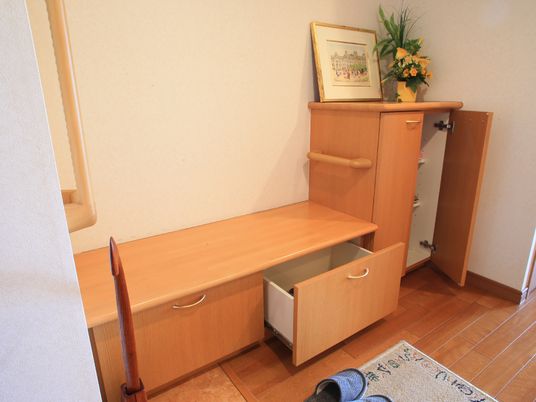 居室の木製机とクローゼット