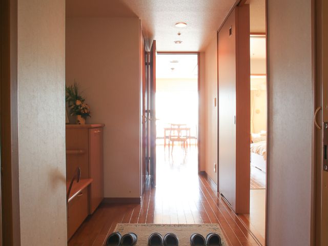 廊下から居室への入口 居室 明るくて清潔感のある廊下は、安らぎを感じる居室へと続いています。静かで落ち着いた雰囲気があり、快適に過ごすことができそうです。