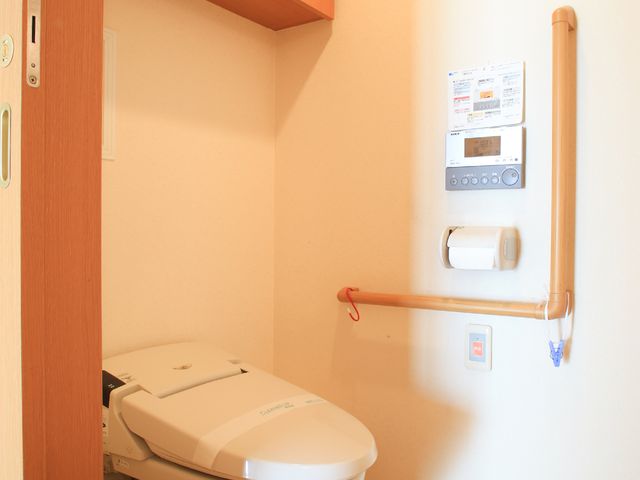 バリアフリーの洋式トイレ トイレ 手すり付きの洋式トイレです。安全性と利便性に配慮した設計で、すべての人が快適にお使いいただけます。