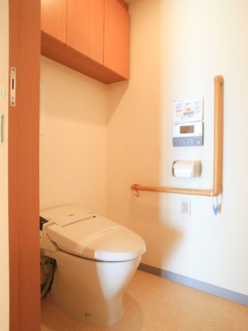 バリアフリーの洋式トイレ トイレ 手すり付きの洋式トイレです。安全性と利便性に配慮した設計で、すべての人が快適にお使いいただけます。
