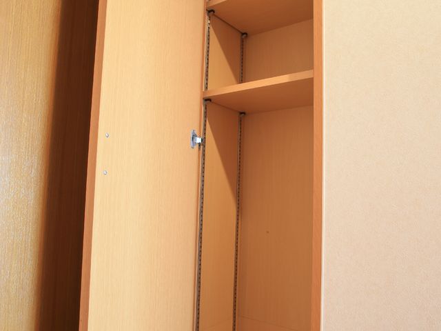 広々としたクローゼット 収納 広々とした収納スペースが自慢の居室です。個々の大切な衣類や品物を整理しやすい環境が整っています。