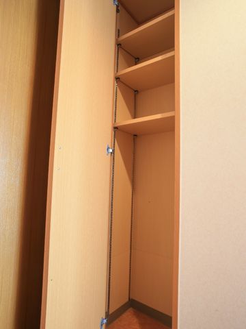 広々としたクローゼット 収納 広々とした収納スペースが自慢の居室です。個々の大切な衣類や品物を整理しやすい環境が整っています。