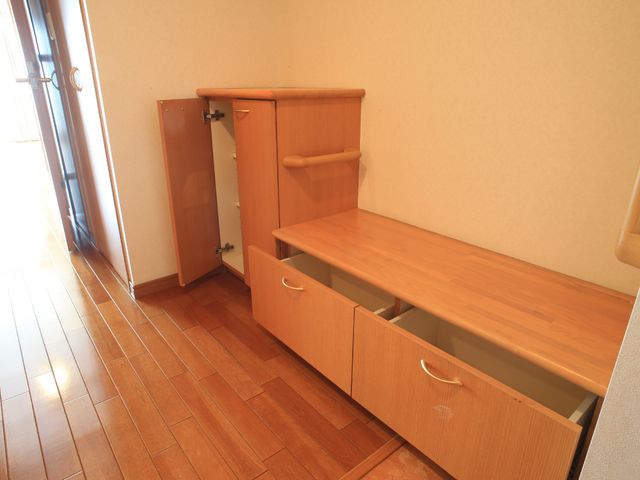 木目調の洋室家具 収納 温かみのある木目仕上げの洋室家具が配置されており、居心地の良さが感じられる空間です。日々の生活に必要な収納も充実しています。