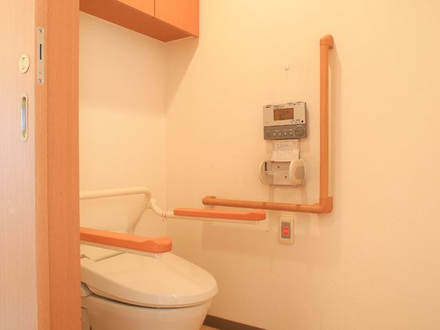 バリアフリートイレ トイレ サポートバーや緊急呼び出し機能が付いた清潔なトイレです。ご利用の方の安全と快適さを考慮した設計となっております。