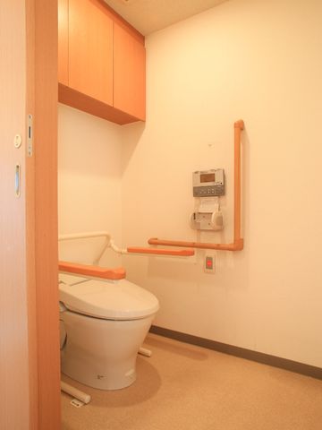 バリアフリートイレ トイレ サポートバーや緊急呼び出し機能が付いた清潔なトイレです。ご利用の方の安全と快適さを考慮した設計となっております。