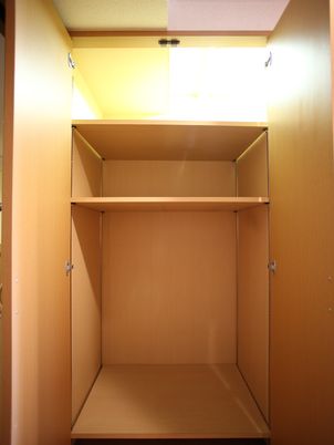 開いた木製のクローゼット