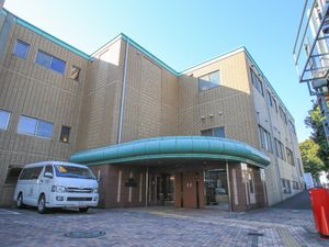 広いエントランスのある施設外観