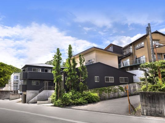 落ち着いた外観の建物外観  
