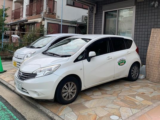 送迎車が停まる外観  