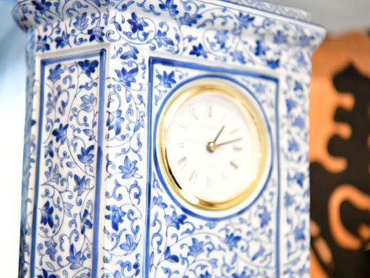 青い陶器調の置時計  
