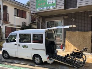 送迎車と車椅子の外観  