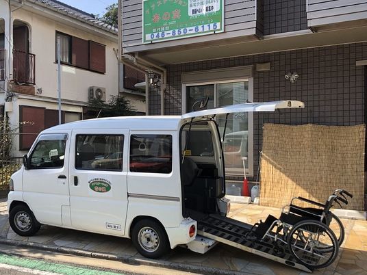 送迎車と車椅子の外観  