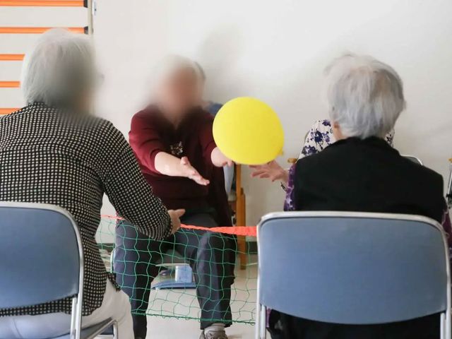 楽しいアクティビティ 機能訓練室 和やかな雰囲気の中、参加者が一緒に楽しいアクティビティに取り組んでいます。リラックスできる空間です。