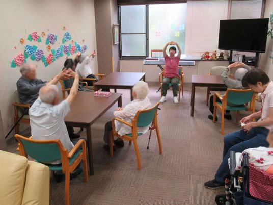 体操をする皆さんの様子の室内