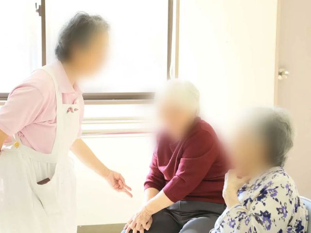 明るい室内の談話室 ラウンジ 柔らかな自然光が差し込む明るい空間で、くつろぎながら談話を楽しむことができます。