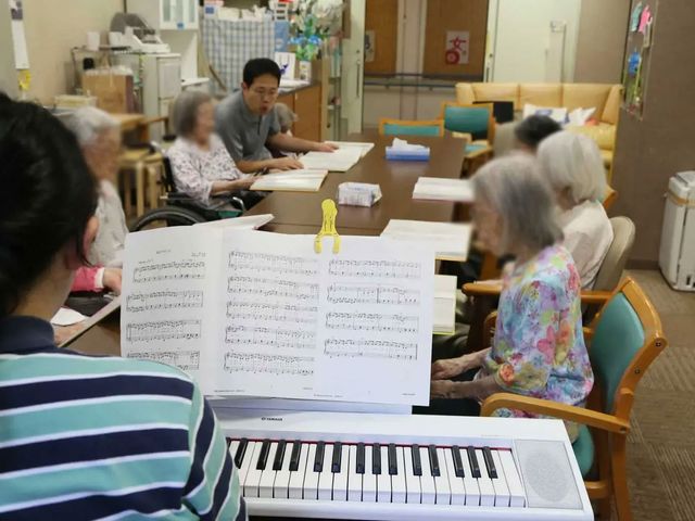 音楽活動を行う居室 居室 明るい居室で音楽活動を楽しむ様子です。楽器演奏が日々の楽しみとなる環境が整っています。