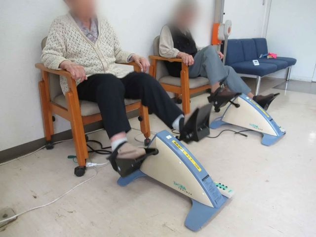 運動する人々の室内 機能訓練室 椅子に座りながらペダル運動ができる、快適なトレーニング環境が整っています。