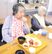 食事を楽しむ人々