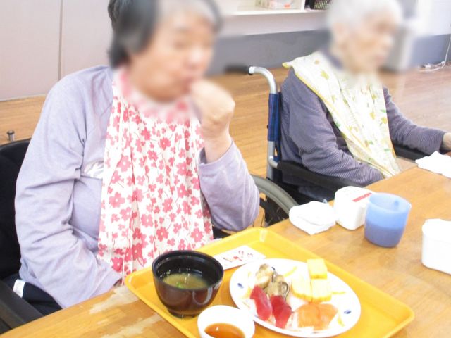 食事を楽しむ人々 ダイニングルーム 自然光が心地よく入る広々とした空間で、くつろいだ雰囲気の中で食事を楽しんでいます。