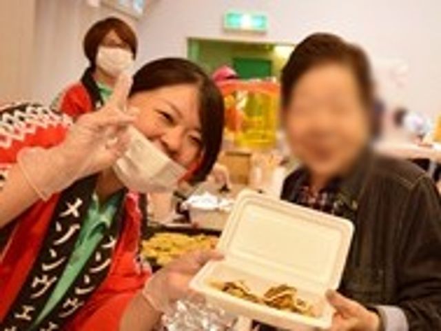 楽しそうな様子の人々 スタッフイメージ スタッフと利用者が、リラックスした雰囲気で交流しています。活気あるコミュニケーションの場です。