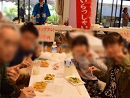 賑やかなダイニングルーム