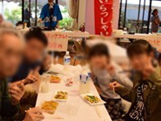 賑やかなダイニングルーム ダイニングルーム 楽しい交流が広がる場所で、明るい雰囲気の中、入居者同士が食事を楽しんでいます。