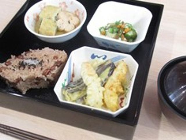 和食の盛り合わせ 料理 季節の味覚を楽しめる美しい和食の盛り合わせです。栄養バランスを考慮した内容となっています。