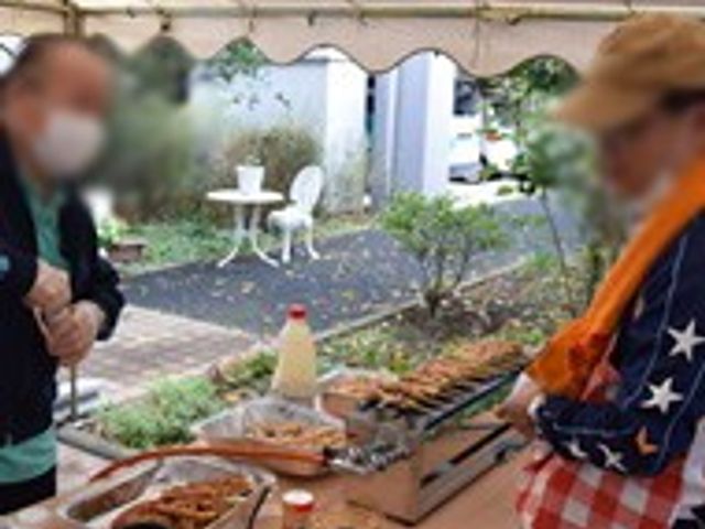 屋外でのイベント 庭 広々とした屋外空間で、イベントを楽しむ様子が見られます。リラックスした雰囲気です。