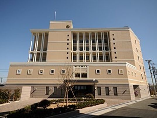 落ち着いた色合いの建物正面