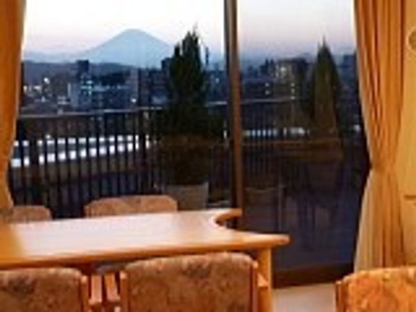 山が見えるダイニング風景