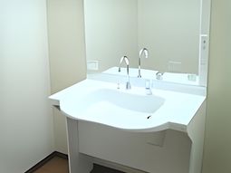 清潔な洗面台のある部屋