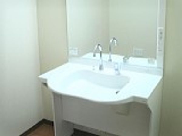 清潔な洗面台のある部屋