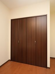 茶色のクローゼット扉