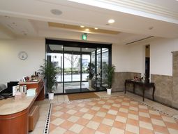 入り口付近の明るいロビー