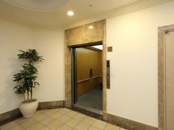 エレベーター前の廊下