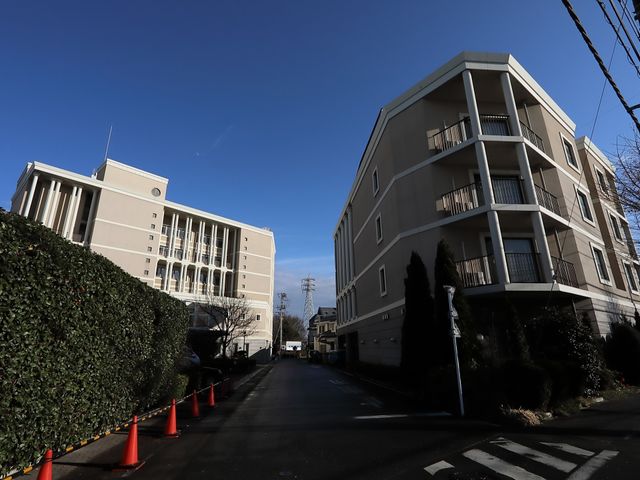 清潔感のある建物外観 外観 日差しに輝く、落ち着いた色合いの建物です。安心して過ごせる環境が整っていることを想像できるでしょう。